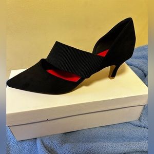 NWOT - Point Toe Mid Heeled Court Pumps women shoes
